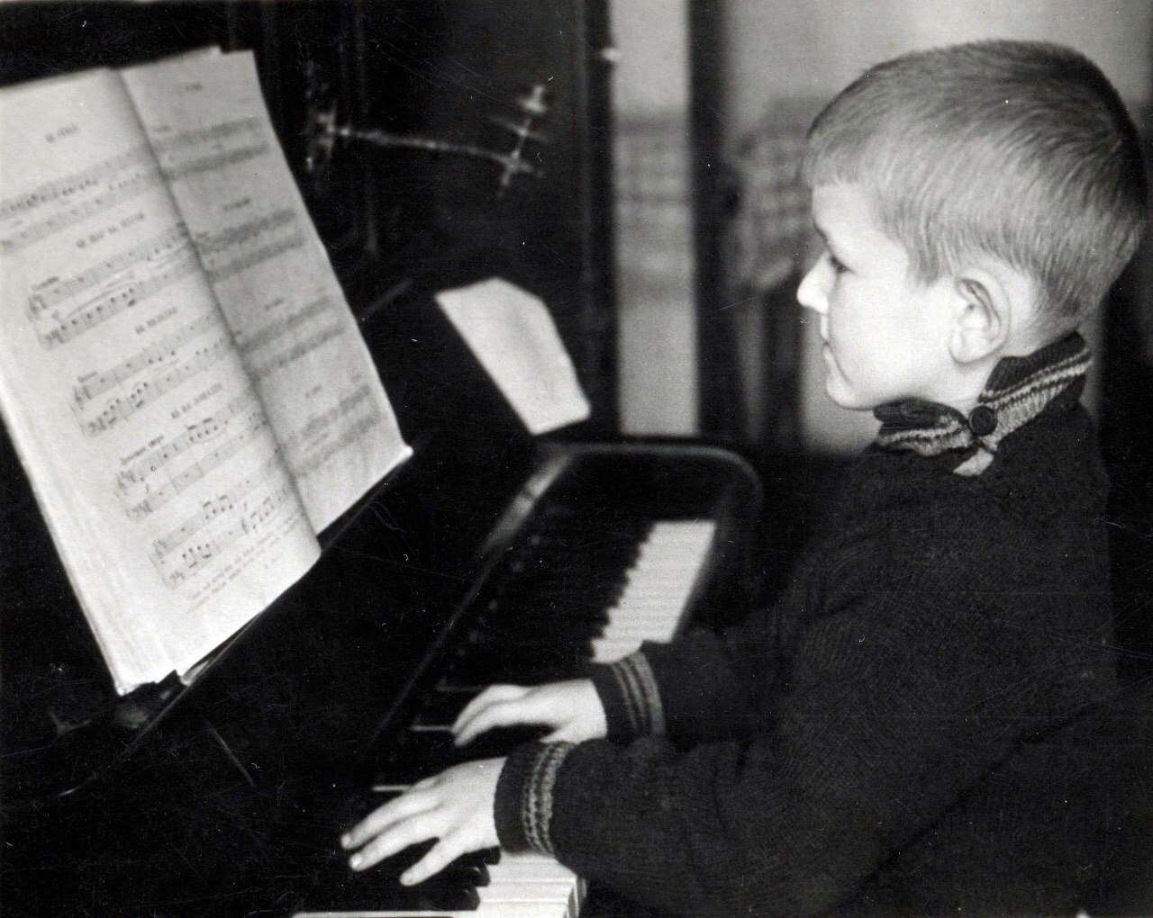 Евгений Третьяков играет на фортепиано